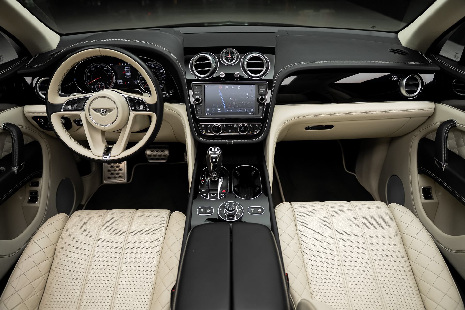 Used 2018 Bentley Bentayga AWD/4WD image 42