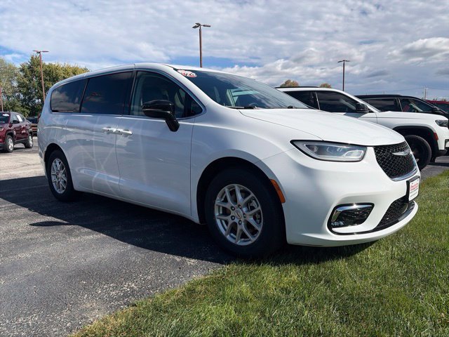 Certified 2024 Chrysler Pacifica Touring-L FWD image 3
