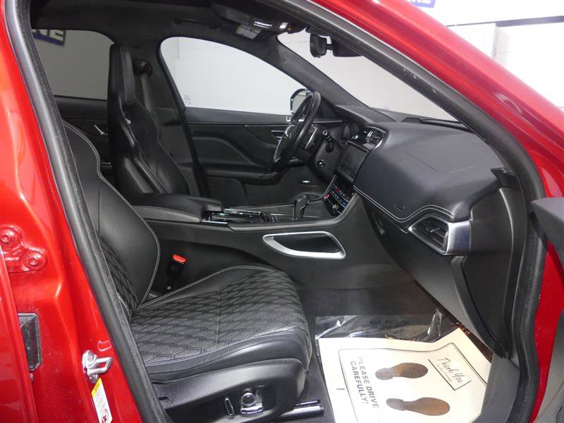 Used 2019 Jaguar F-PACE SVR image 22