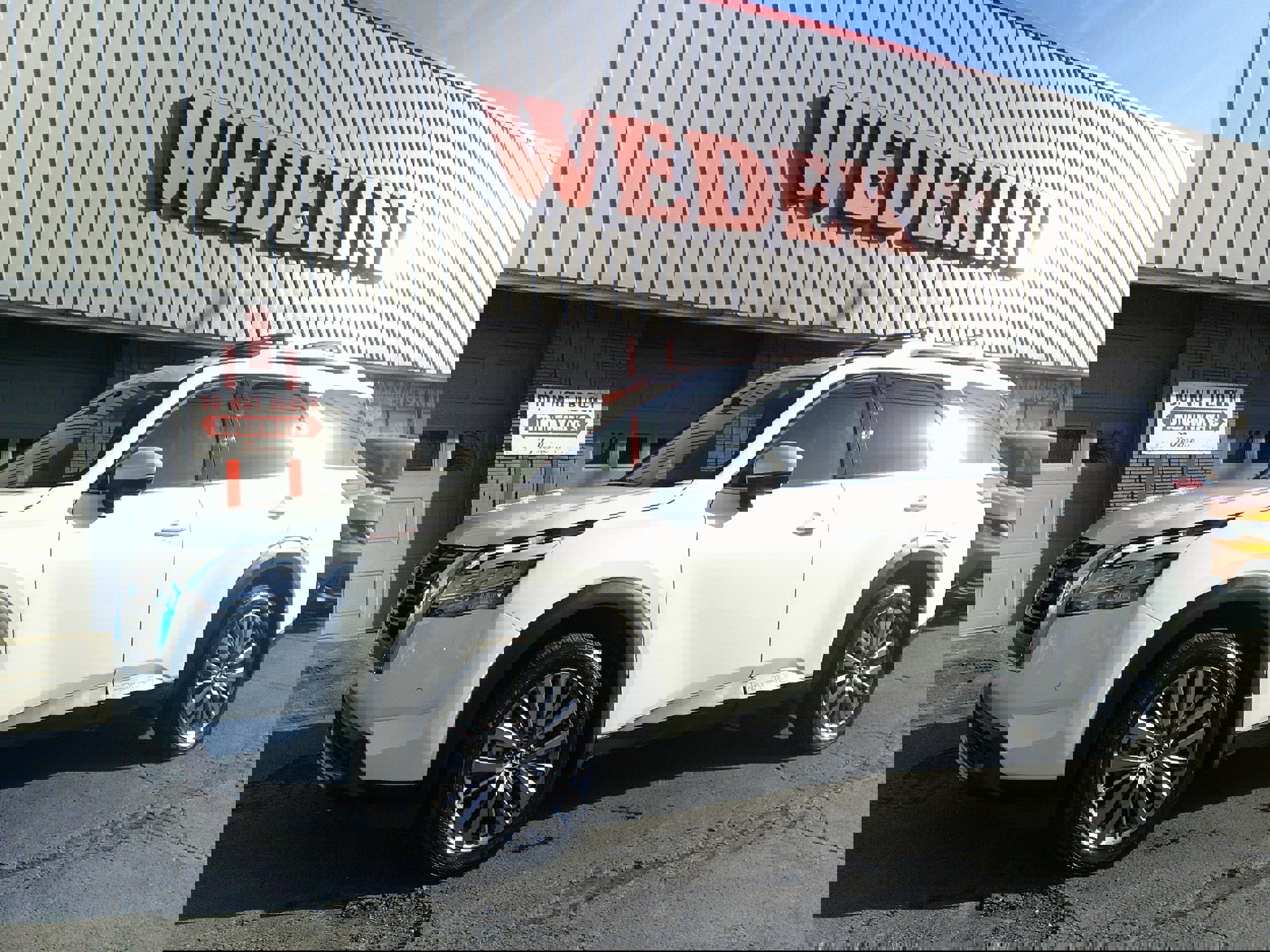 Used 2023 Nissan Pathfinder SL w/ SL Premium Package image 2