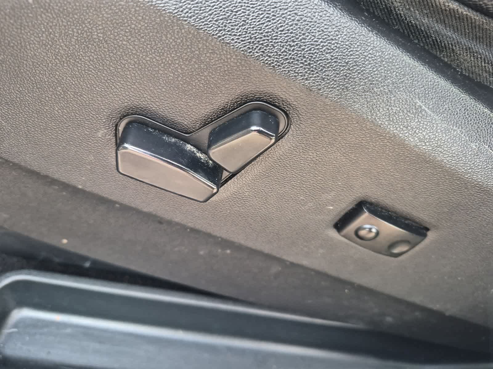 Used 2014 Chrysler Town & Country Touring-L w/ Driver Convenience Group FWD image 17