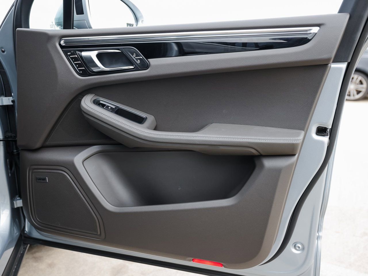 Certified 2025 Porsche Macan image 28