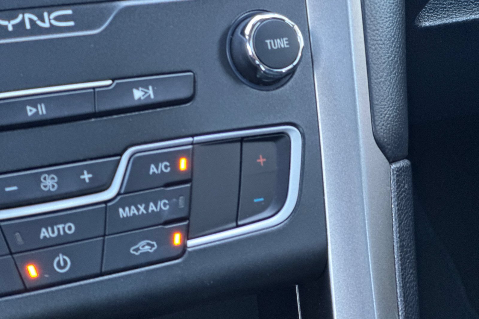 Used 2020 Ford Fusion SE FWD image 30