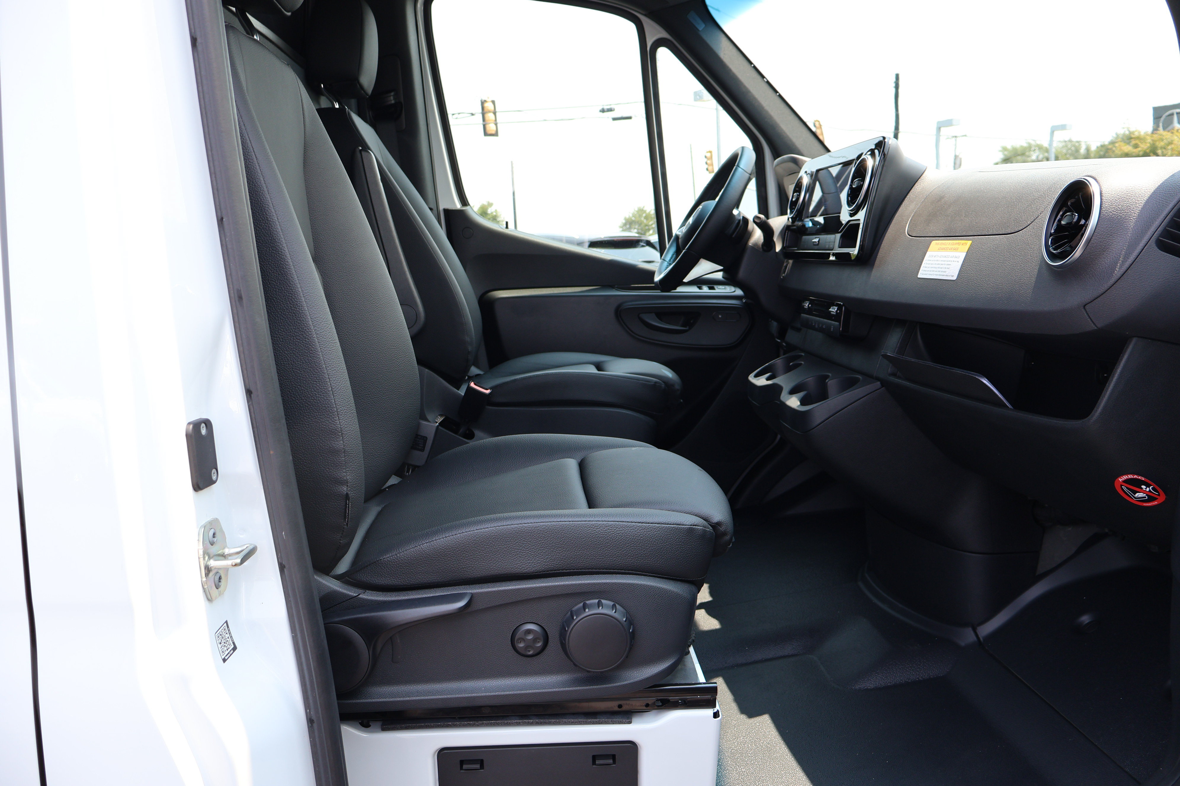 Used 2024 Mercedes-Benz eSprinter 170 Cargo image 23