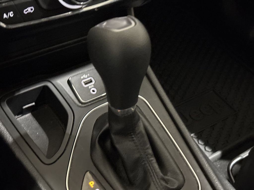 Used 2020 Jeep Cherokee Latitude w/ Cold Weather Group image 17