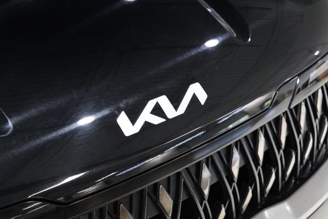 Used 2025 Kia Carnival FWD image 12
