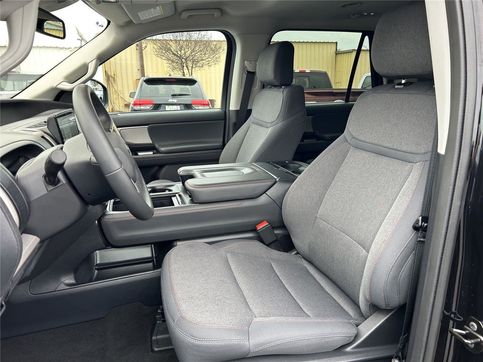 Certified 2025 Ford Expedition Active image 6