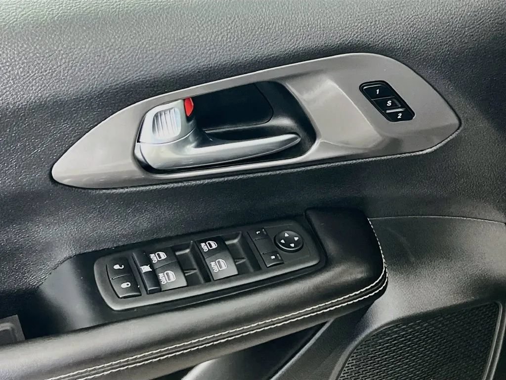 Used 2026 Chrysler Pacifica Select FWD image 18