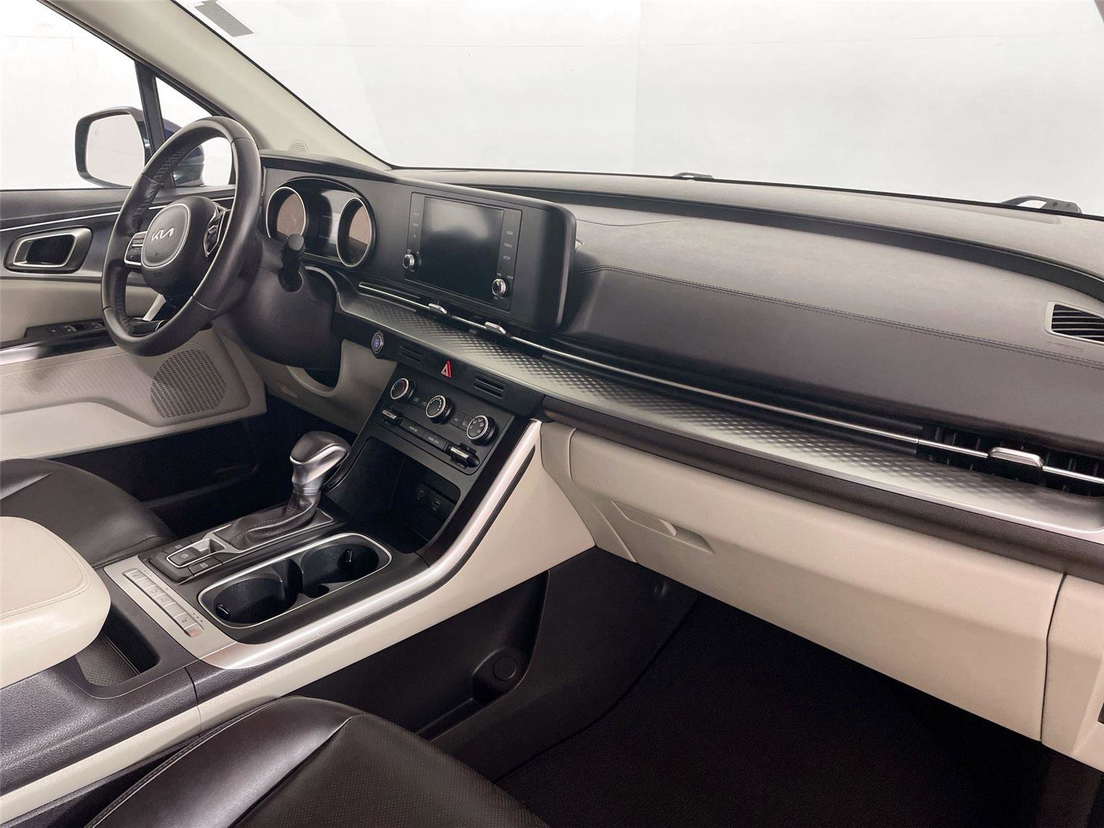 Used 2024 Kia Carnival LX FWD image 28