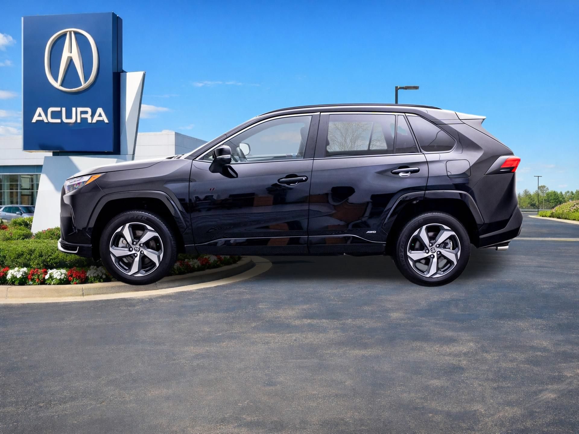 Used 2025 Toyota RAV4 SE AWD/4WD image 2