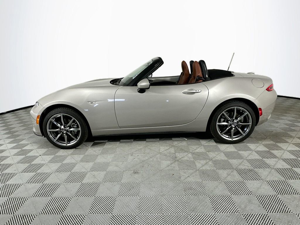 Used 2023 MAZDA MX-5 Miata Grand Touring RWD image 4