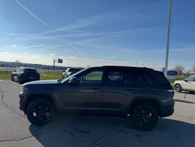 Used 2024 Jeep Grand Cherokee Limited w/ Black Appearance Package image 6