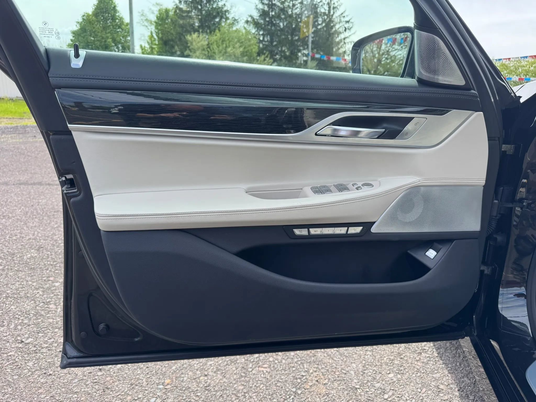 Used 2016 BMW 750i RWD image 11