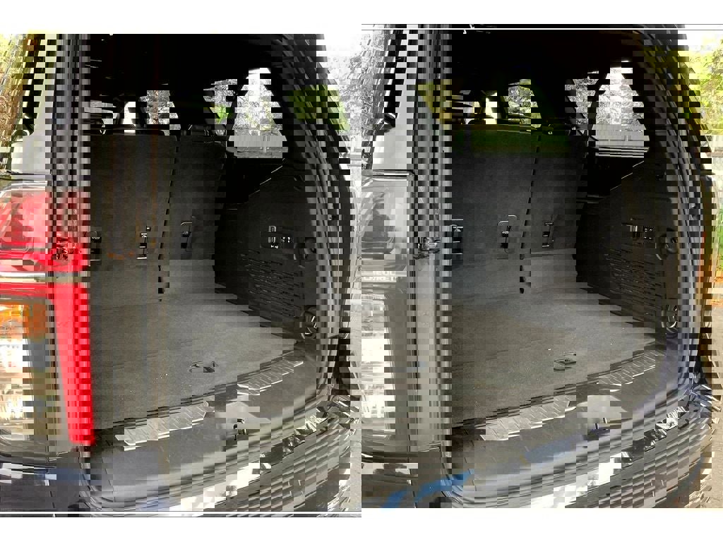 Used 2023 Chevrolet Suburban Premier image 10