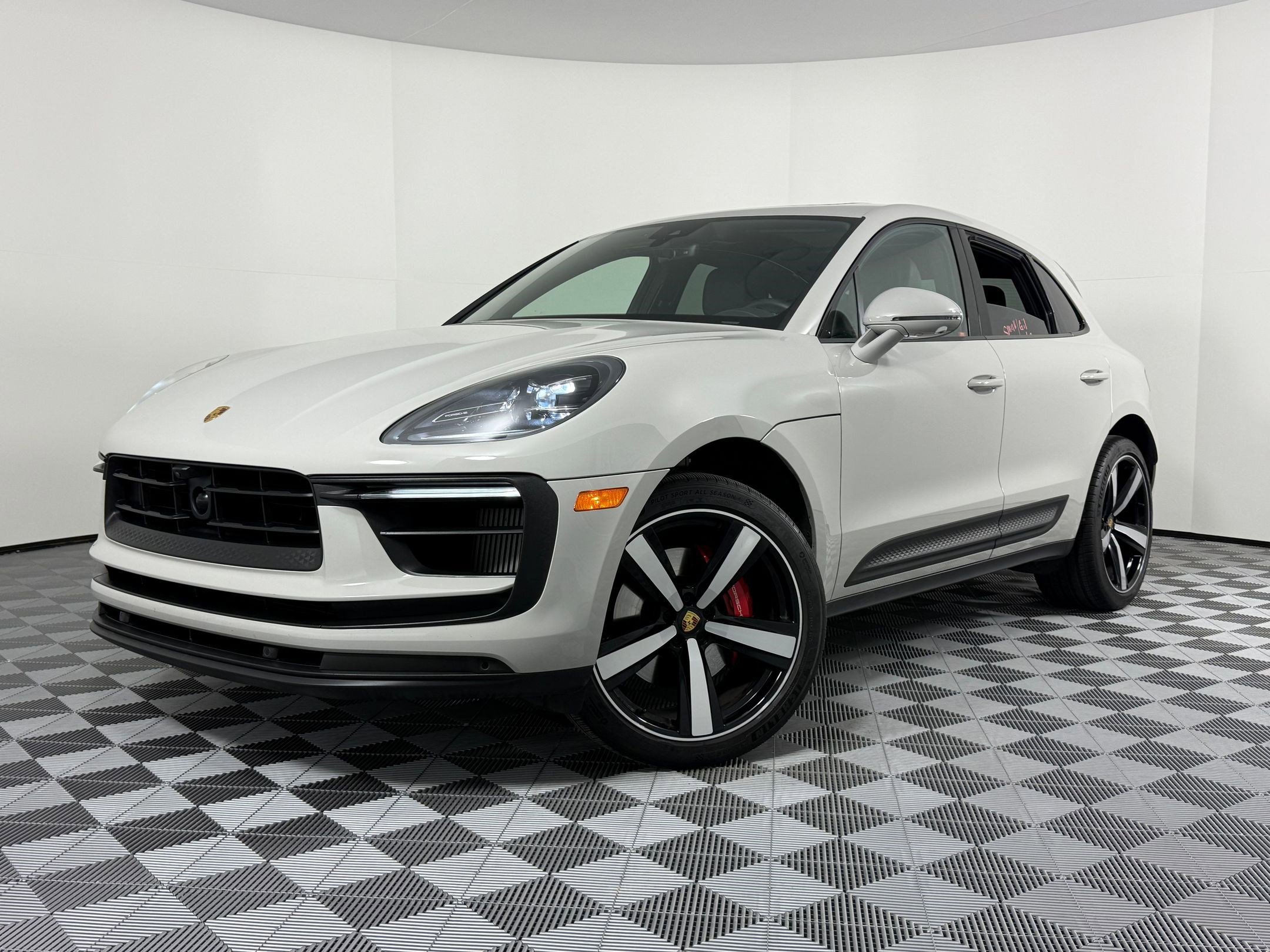 Certified 2024 Porsche Macan S image 1