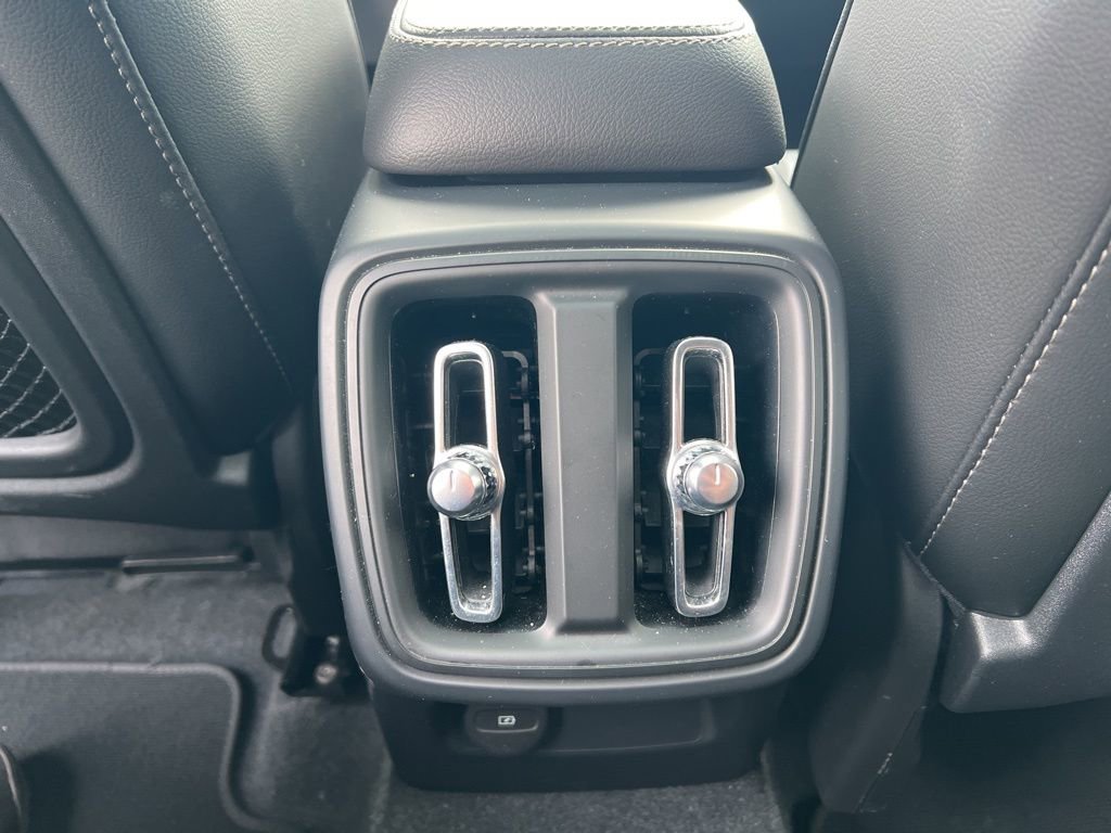Used 2024 Volvo XC40 B5 Core image 26