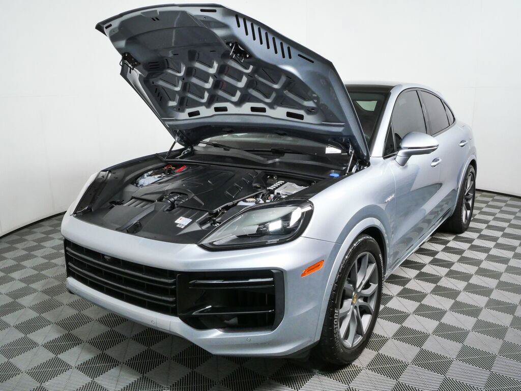 Certified 2024 Porsche Cayenne Turbo AWD/4WD image 34