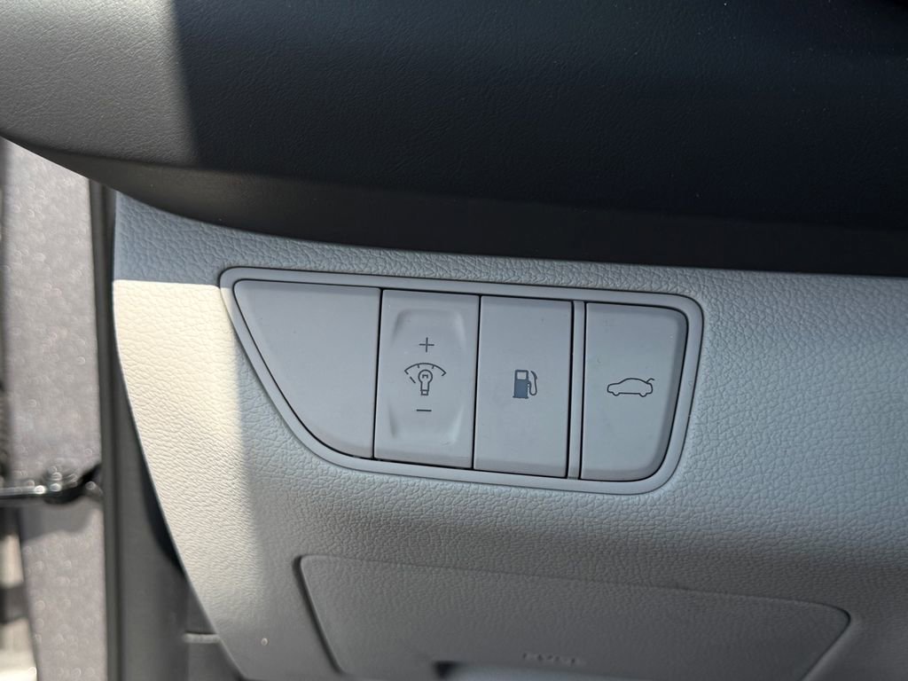 Used 2023 Genesis G70 2.0T image 32