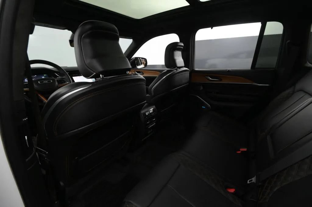 Used 2022 Jeep Grand Cherokee Summit AWD/4WD image 52