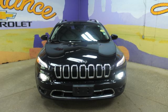 Used 2017 Jeep Cherokee Limited w/ Luxury Group AWD/4WD image 3