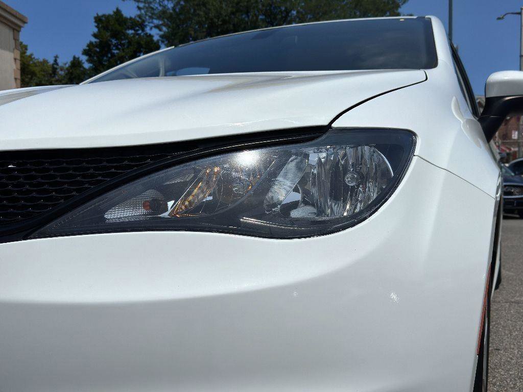 Used 2020 Chrysler Voyager L image 12