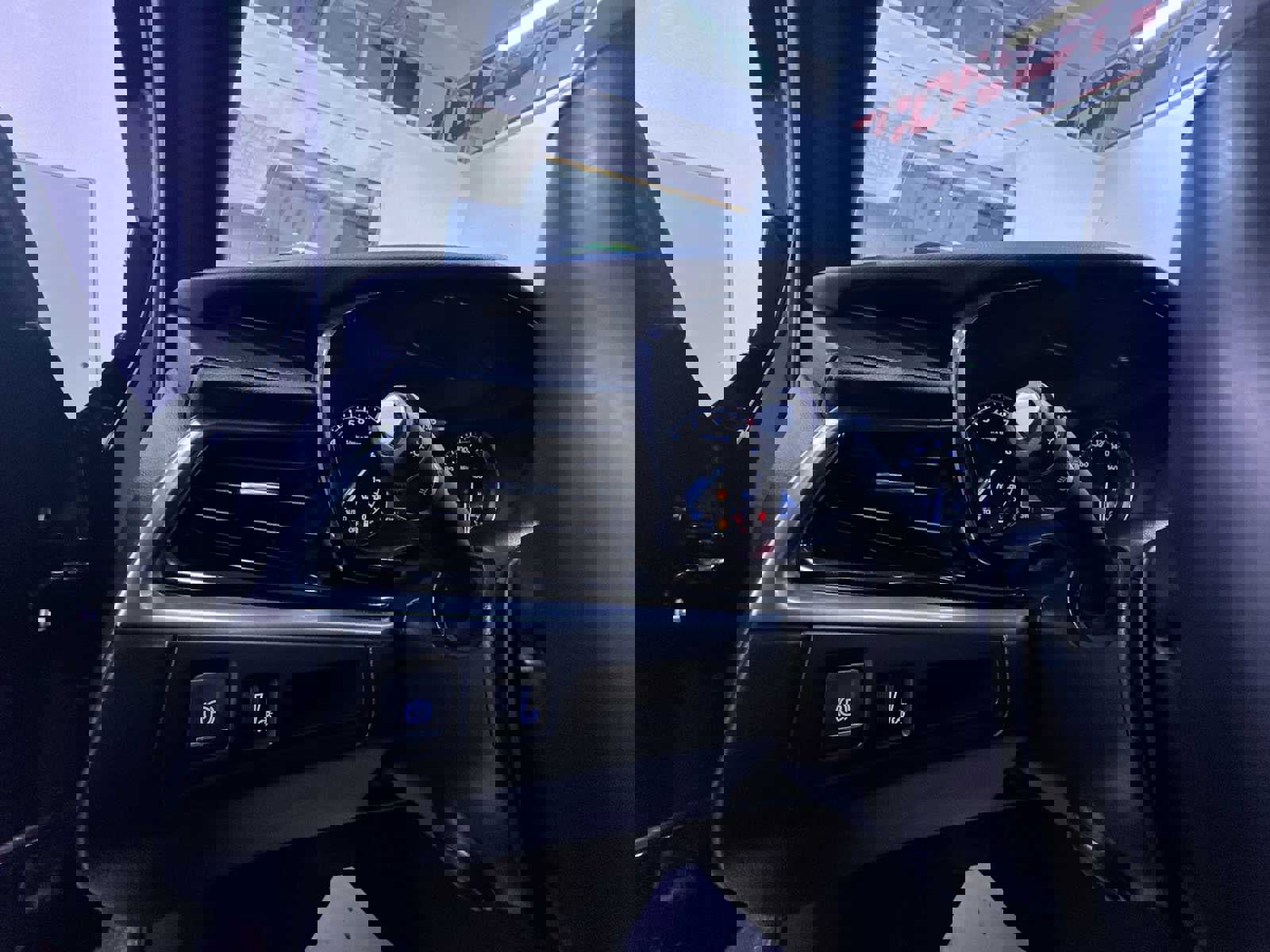 Used 2025 Cadillac XT6 Premium Luxury image 16