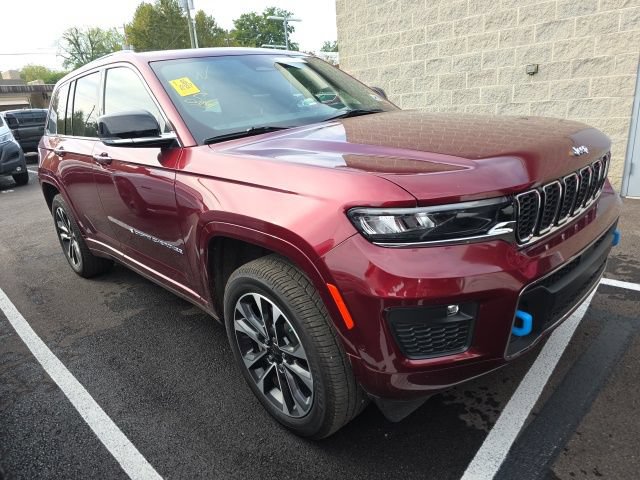 Used 2023 Jeep Grand Cherokee Overland w/ Luxury Tech Group IV AWD/4WD image 3