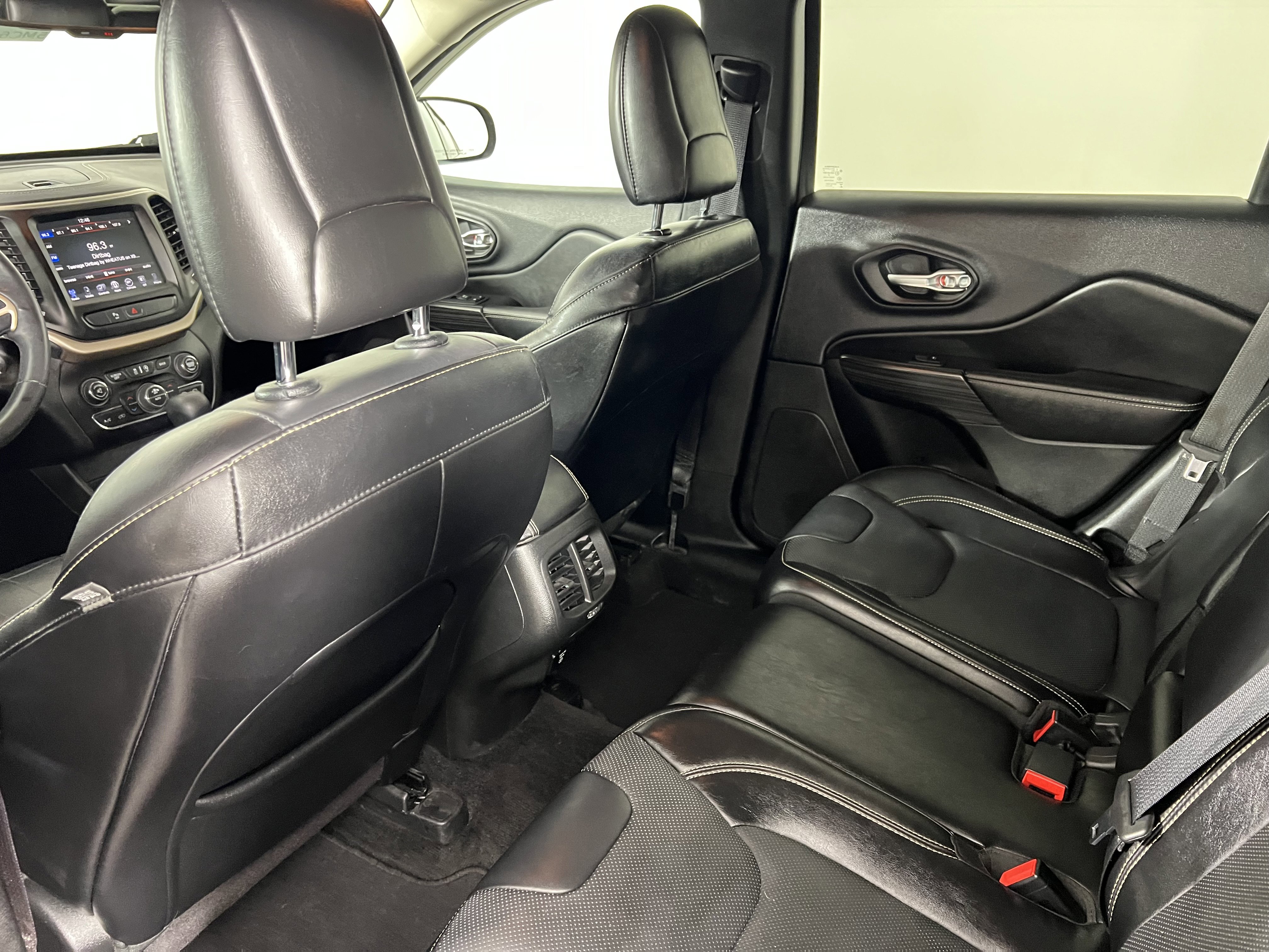 Used 2015 Jeep Cherokee Limited w/ Luxury Group AWD/4WD image 20
