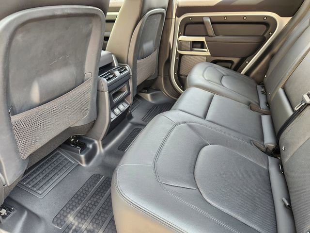 Used 2023 Land Rover Defender 110 SE image 28