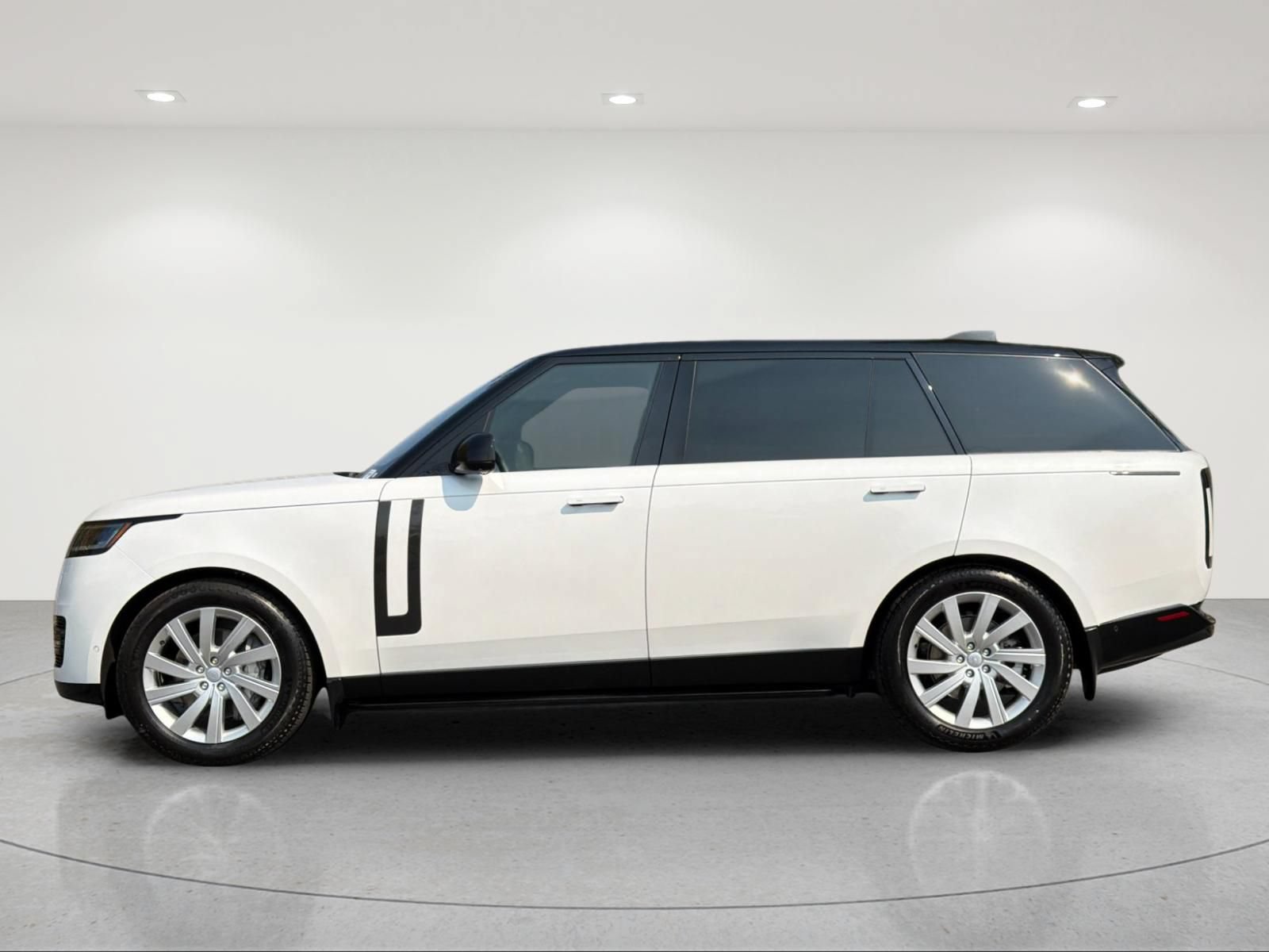 Used 2023 Land Rover Range Rover Long Wheelbase SE AWD/4WD image 2