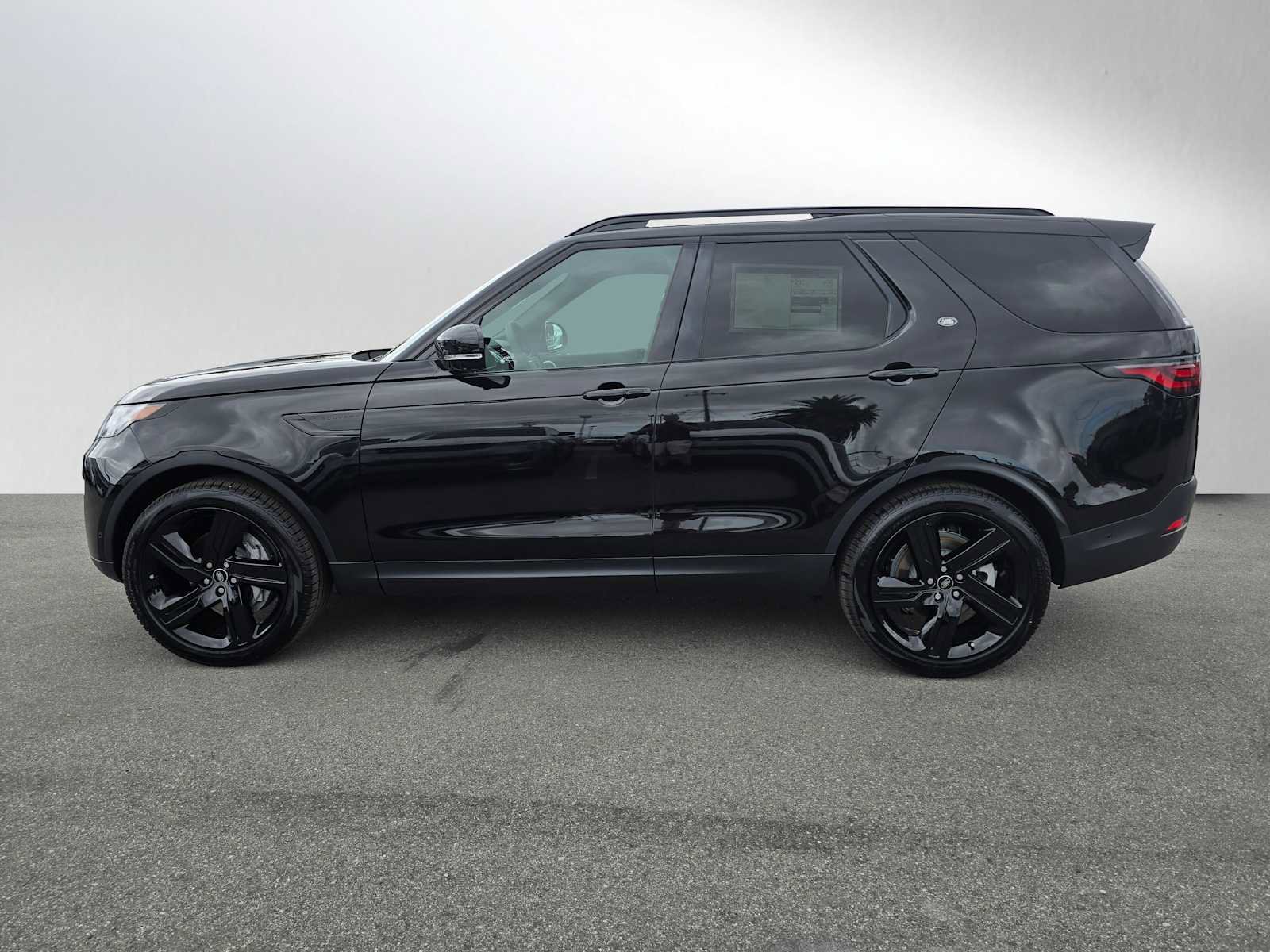 New 2025 Land Rover Discovery S image 2