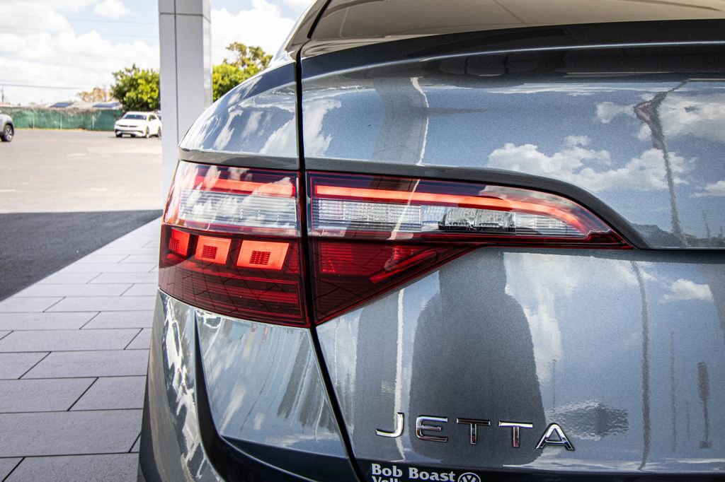 Certified 2022 Volkswagen Jetta SE image 12