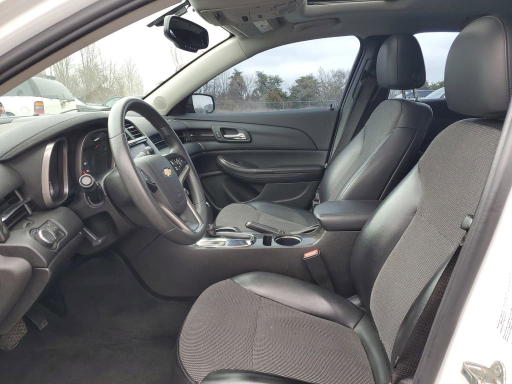 Used 2016 Chevrolet Malibu LT w/ Sun And Convenience Package image 5