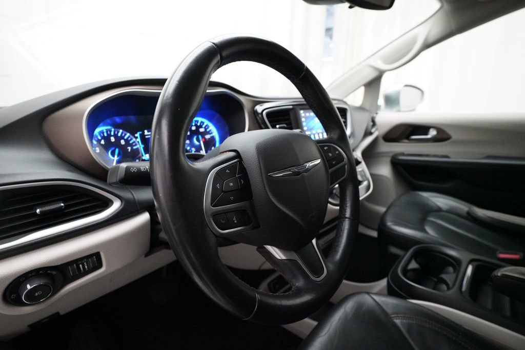 Used 2018 Chrysler Pacifica Touring-L image 8