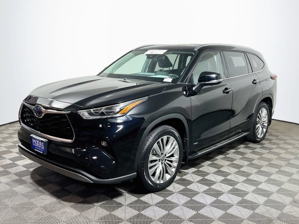 Certified 2024 Toyota Highlander Platinum AWD/4WD image 3