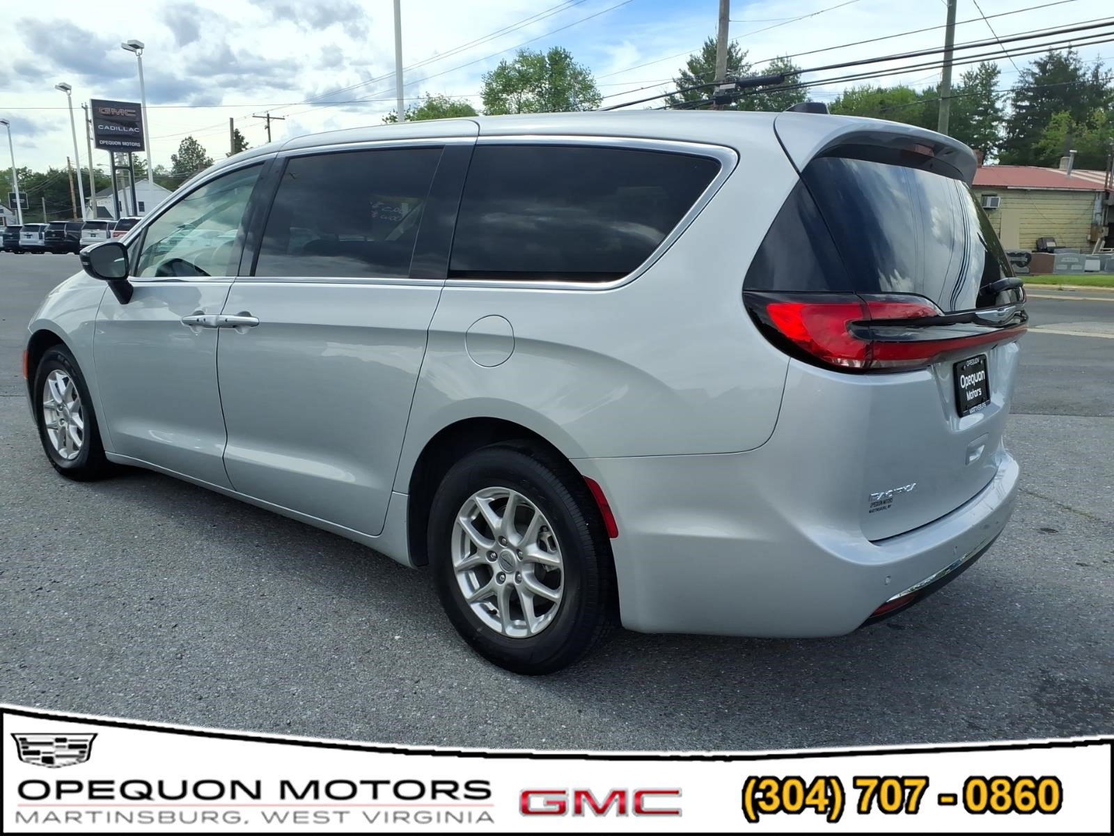 Used 2024 Chrysler Pacifica Touring-L FWD image 4