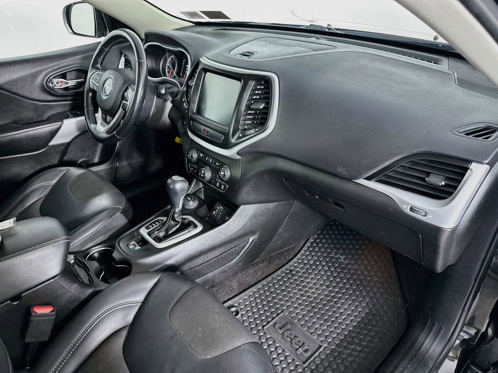 Used 2018 Jeep Cherokee Latitude Plus w/ Comfort/Convenience Group AWD/4WD image 31