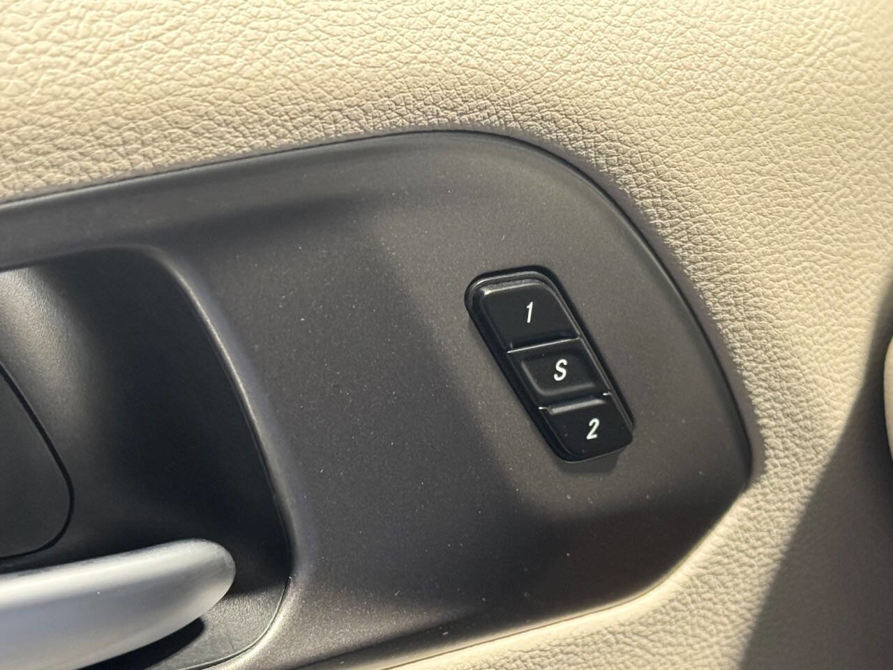 Used 2024 Chrysler Pacifica Touring-L FWD image 29