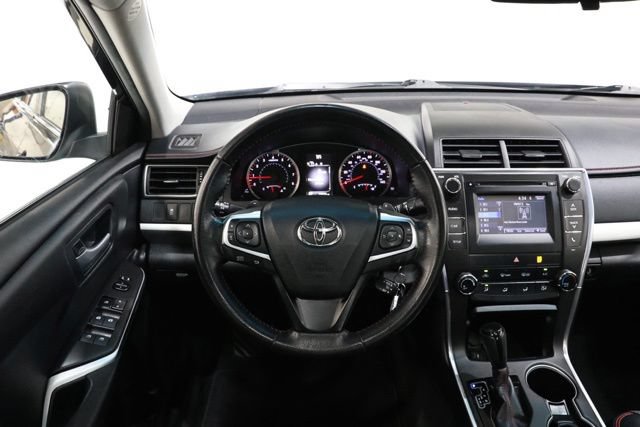 Used 2016 Toyota Camry SE w/ Moonroof Package FWD image 11