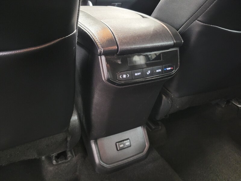 Used 2024 Toyota Highlander XLE AWD/4WD image 53