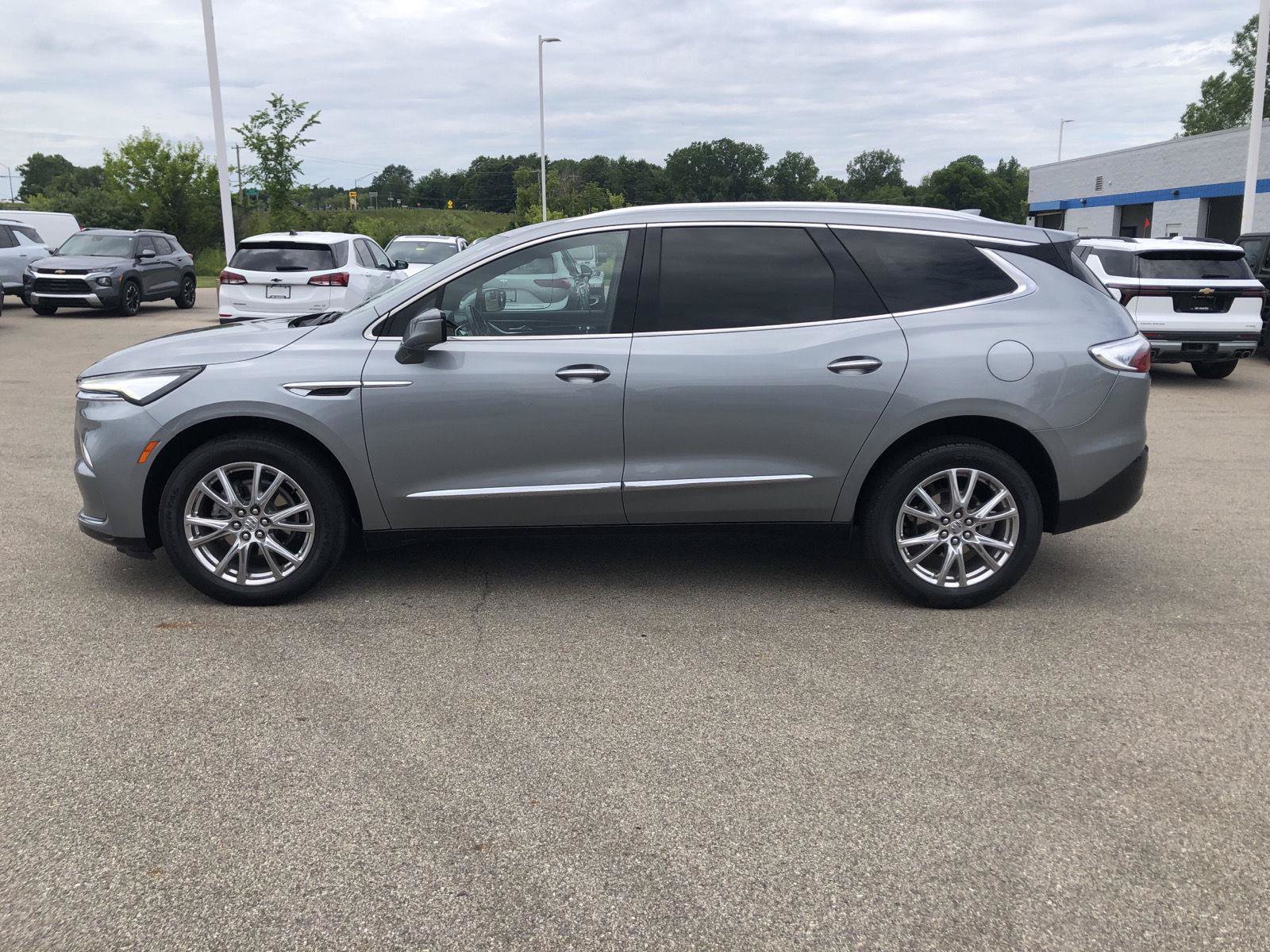 Used 2023 Buick Enclave Premium AWD/4WD image 4