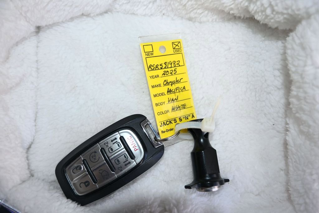 Used 2025 Chrysler Pacifica Select FWD image 22