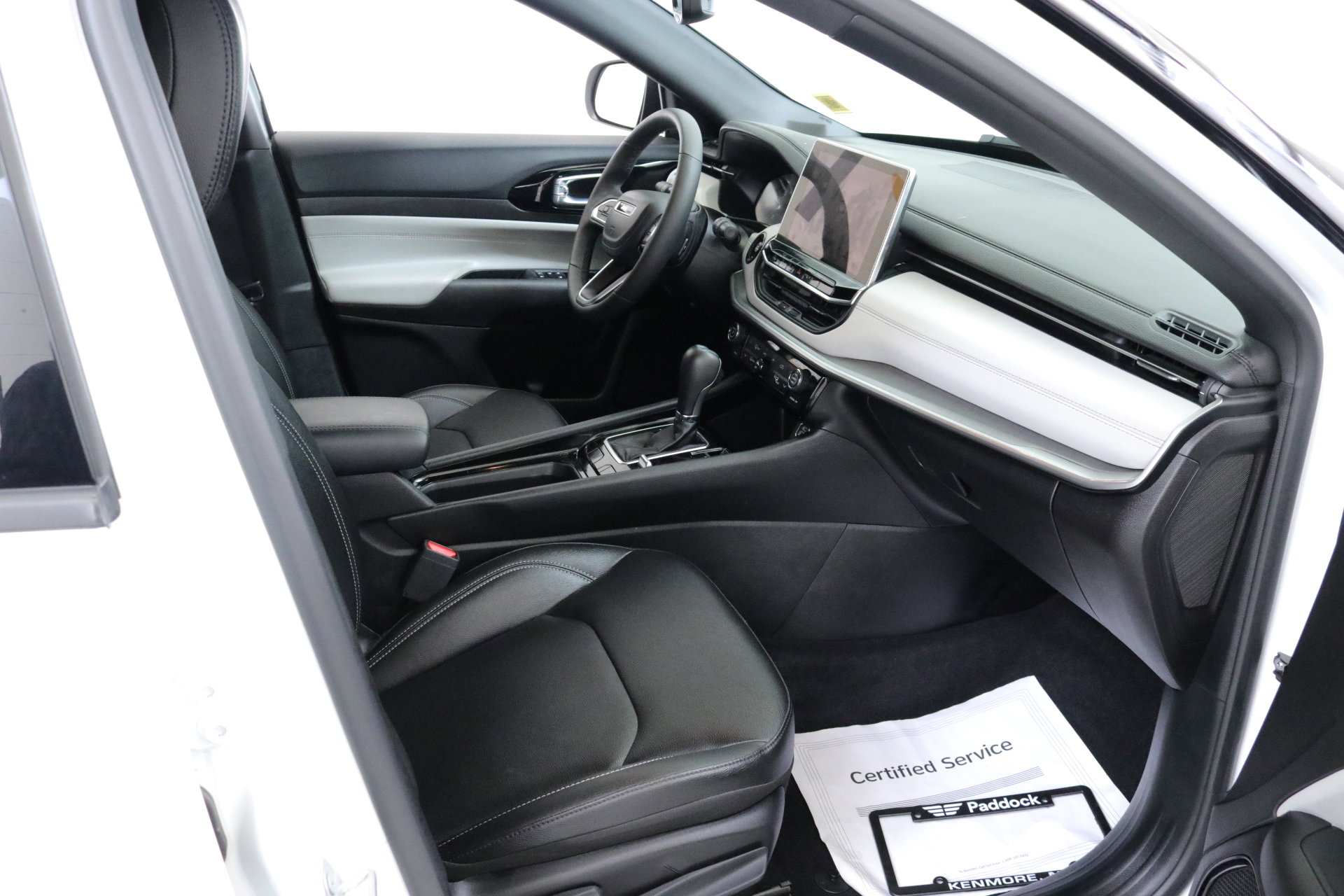 Used 2025 Jeep Compass Limited image 28