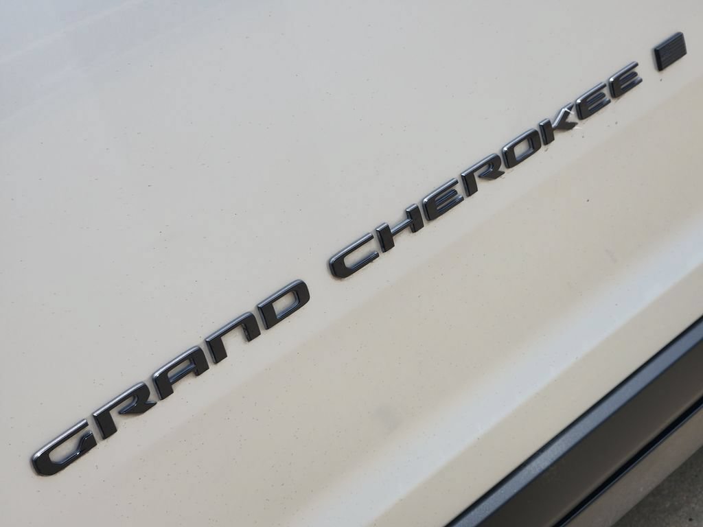 Used 2023 Jeep Grand Cherokee Altitude RWD image 11