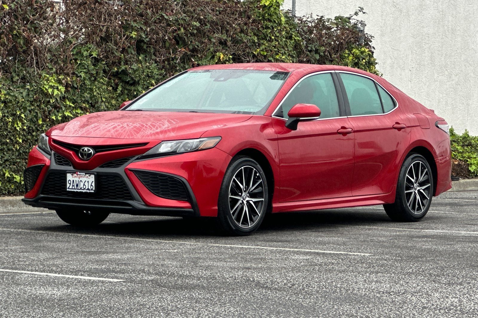 Used 2022 Toyota Camry SE image 9