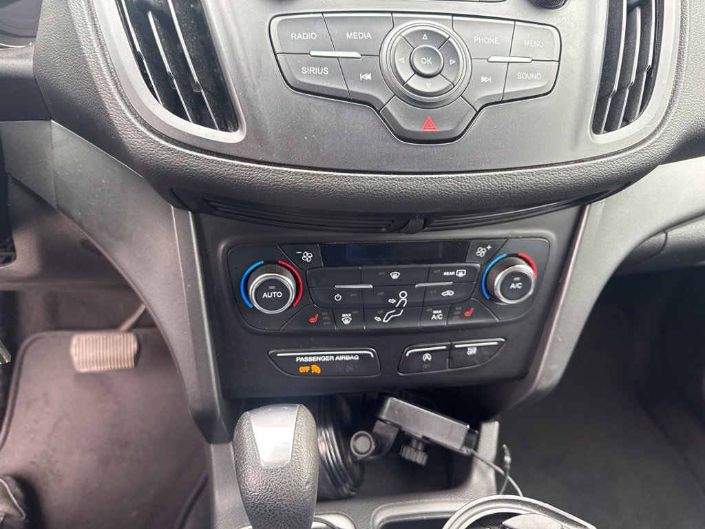 Used 2017 Ford Escape SE w/ SE Cold Weather Package AWD/4WD image 6