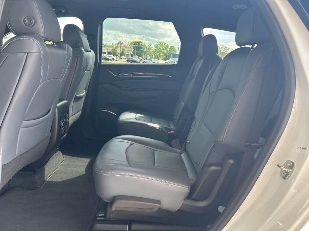 Used 2023 Buick Enclave Essence image 9