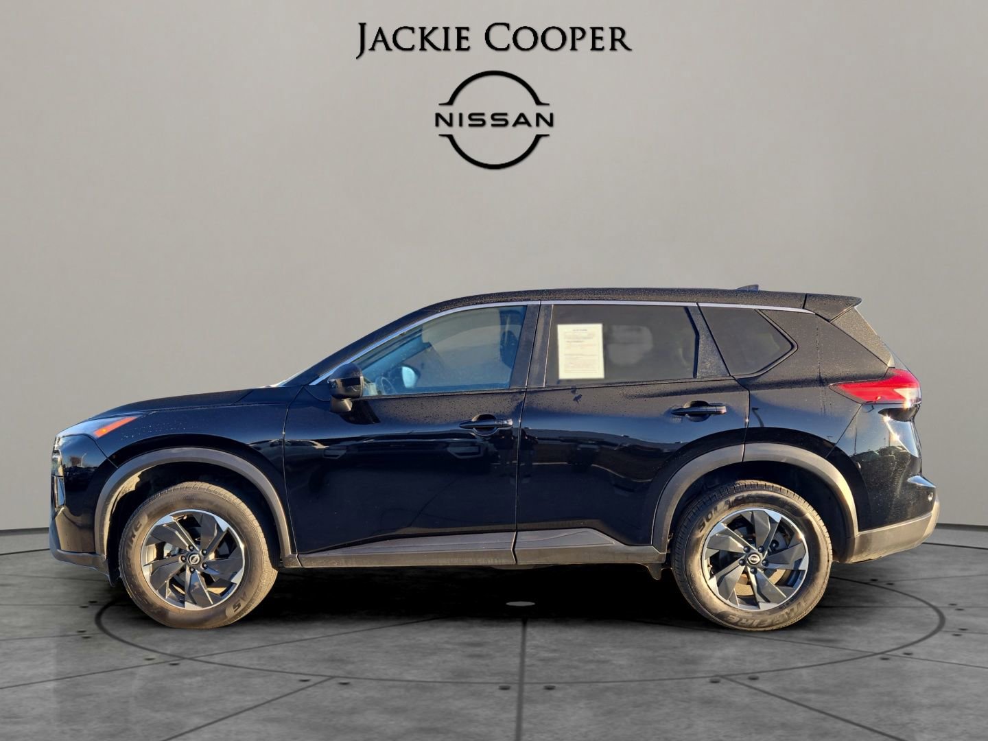 Used 2024 Nissan Rogue SV image 2