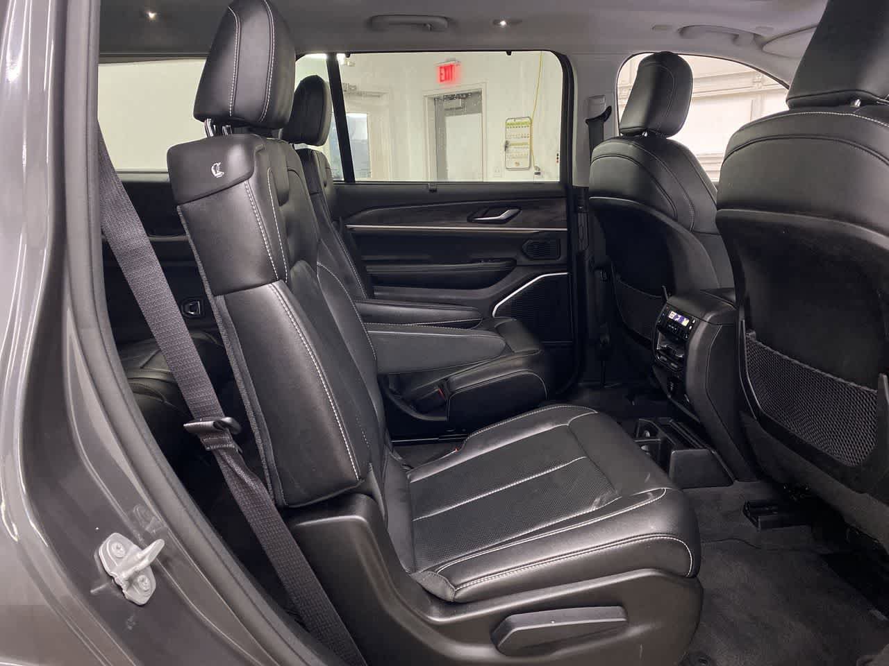 Used 2022 Jeep Grand Cherokee L Limited w/ Luxury Tech Group II AWD/4WD image 17