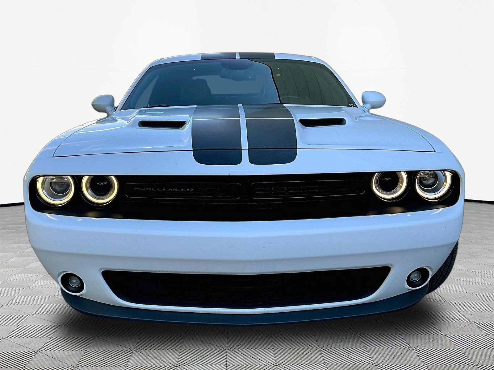 Used 2016 Dodge Challenger SXT Plus RWD image 2